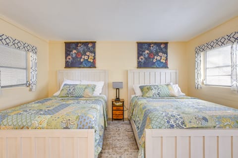 Lanai & Fire Pit: Riverfront Studio in Chiefland! Apartment in Florida