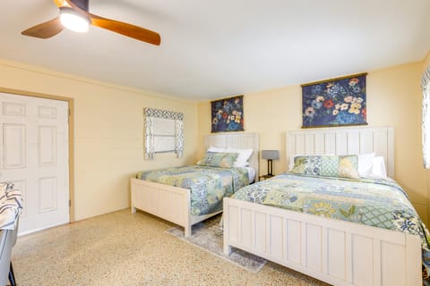 Lanai & Fire Pit: Riverfront Studio in Chiefland! Apartment in Florida