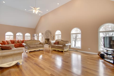 Hot Tub & Sauna: Hoffman Estates Villa in Elgin! Villa in Hoffman Estates