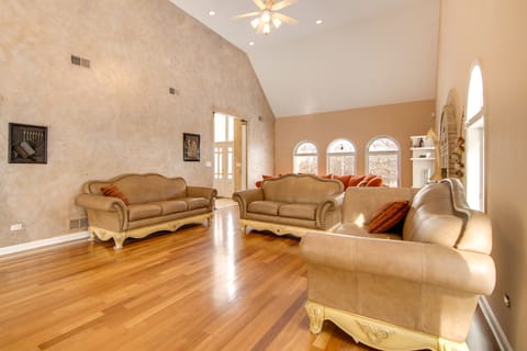 Hot Tub & Sauna: Hoffman Estates Villa in Elgin! Villa in Hoffman Estates