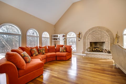 Hot Tub & Sauna: Hoffman Estates Villa in Elgin! Villa in Hoffman Estates