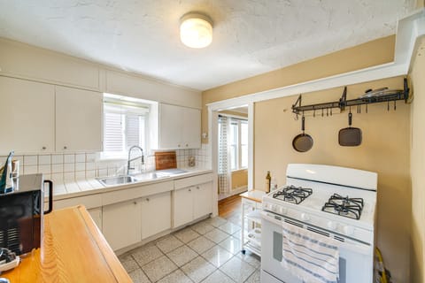 Home 2 Mi to Lakewood Park & Solstice Steps! House in Lakewood