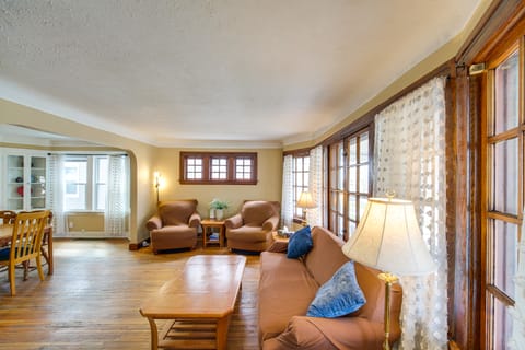 Home 2 Mi to Lakewood Park & Solstice Steps! House in Lakewood