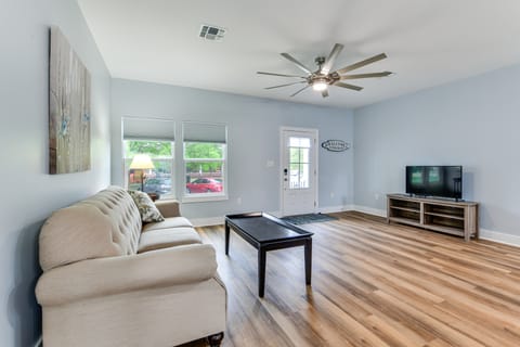 Walk to Beach & Harbor: Dtwn Pass Christian Home House in Pass Christian