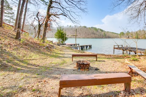 Lake Hamilton Family Gem: Hot Tub & Boat Slip! House in Piney