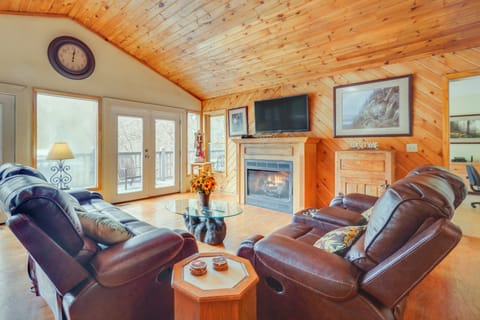 Resort Cabin with Private Hot Tub! House in Sevier County