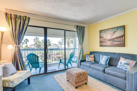 Walk to Galveston Beach: Resort-Style Gem w/ Pool Apartment in Galveston Island
