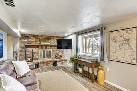 Truman Lake Retreat: Large Deck & On-Site Fishing! House in Tom Township