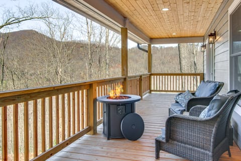 Modern Retreat w/ Mtn Views in Maggie Valley! House in Maggie Valley