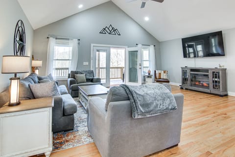 Modern Retreat w/ Mtn Views in Maggie Valley! House in Maggie Valley