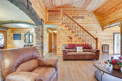 Fire Pit + Game Room: Lakefront Escape in Trenton! House in Alabama