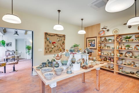 8 Mi to Lake Michigan: Creative Retreat w/ Deck! Apartment in LaPorte County