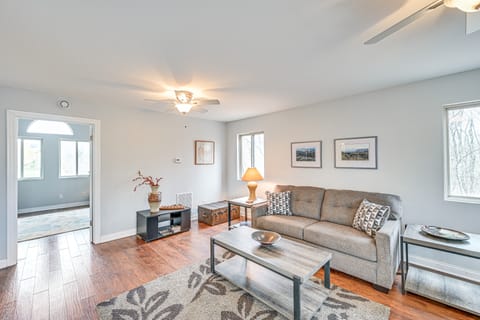 8 Mi to Lake Michigan: Creative Retreat w/ Deck! Apartment in LaPorte County