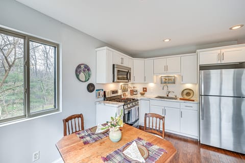 8 Mi to Lake Michigan: Creative Retreat w/ Deck! Apartment in LaPorte County