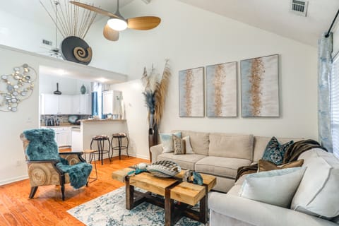 2 Mi to Shelby Farms: Charming Family Home w/ Yard House in Cordova