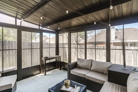 2 Mi to Shelby Farms: Charming Family Home w/ Yard House in Cordova