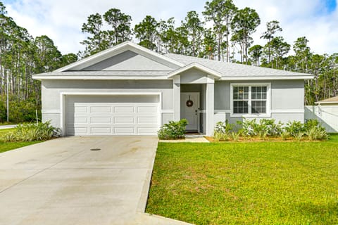 7 Mi to Flagler Beach: Breezy Stay w/ Pool Access! House in Palm Coast