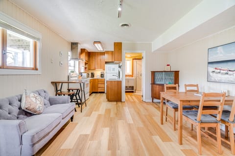 Walk to Poplar Beach: Cozy Coastal Getaway w/ Yard Apartment in Half Moon Bay