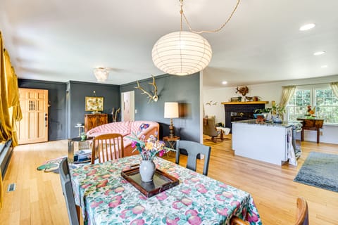 5 Mi to Lake Keowee: Stylish Salem Home w/ Yard! House in Salem