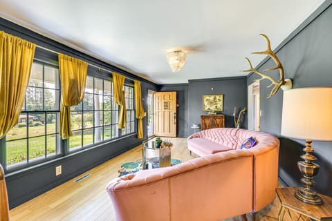 5 Mi to Lake Keowee: Stylish Salem Home w/ Yard! House in Salem