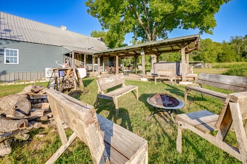 Hot Tub & Creek Views: Secluded Perryville Cabin House in Ozark Mountains