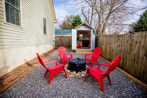 1 Mi to Dtwn Black Mountain: Home w/ Patio & Yard House in Black Mountain