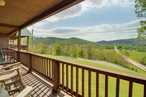 Cabin Getaway in Mountain View w/ Porch + Grill House in Arkansas