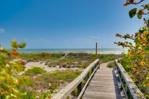 Walk to Beach: Dog-Friendly Gem in Cocoa Beach! Apartment in Cocoa Beach