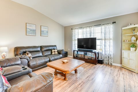 Outdoor Entertaining Space: Family Home in Milton House in Alabama