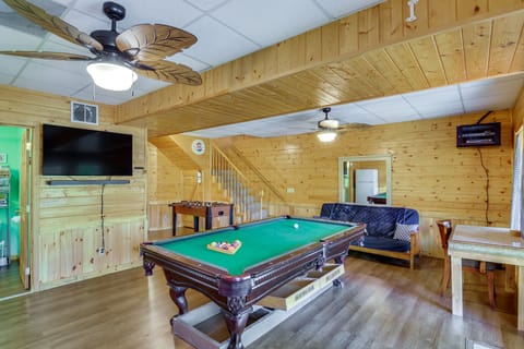 3 Mi to Marina: Cabin w/ Hot Tub in Byrdstown! House in Tennessee