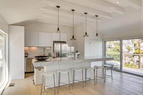 Walk to Sunset Strip: Modern Home in WeHo Hills! House in West Hollywood