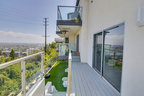 Walk to Sunset Strip: Modern Home in WeHo Hills! House in West Hollywood