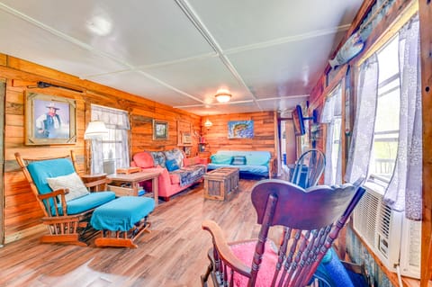 Fenced Yard: Quaint Cabin Near Lake Texoma! House in Lake Texoma