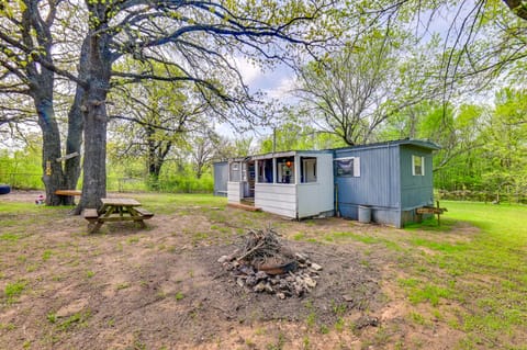 Fenced Yard: Quaint Cabin Near Lake Texoma! House in Lake Texoma