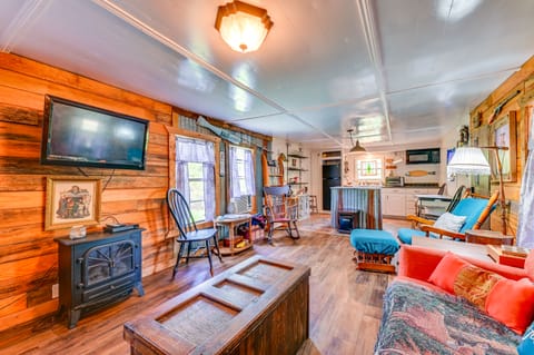 Fenced Yard: Quaint Cabin Near Lake Texoma! House in Lake Texoma