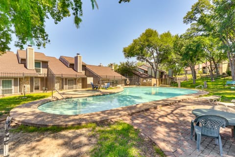 4 Mi to Dtwn Austin: WFH-Friendly Gem, Pool Access Apartment in Austin