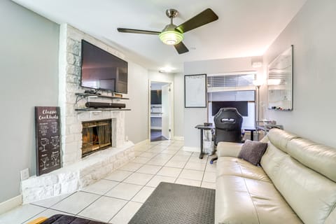 4 Mi to Dtwn Austin: WFH-Friendly Gem, Pool Access Apartment in Austin