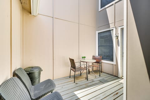 4 Mi to Dtwn Austin: WFH-Friendly Gem, Pool Access Apartment in Austin