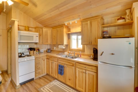 Lake Access, Deck: Rustic Retreat in Kalispell! Apartment in Kalispell
