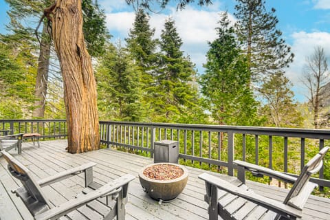 2 Mi to Lake Arrowhead: Treetop Retreat w/ Deck House in Lake Arrowhead
