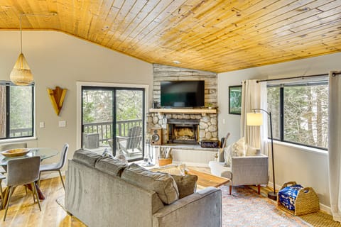 2 Mi to Lake Arrowhead: Treetop Retreat w/ Deck House in Lake Arrowhead