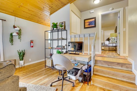 2 Mi to Lake Arrowhead: Treetop Retreat w/ Deck House in Lake Arrowhead