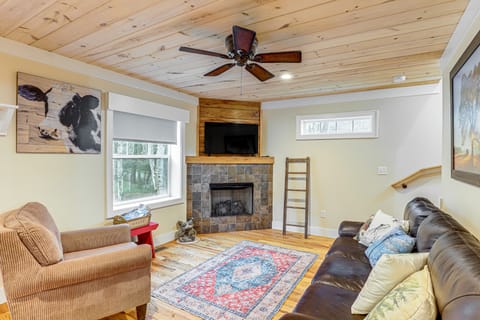 On Farm: Charming Hendersonville Retreat! Cottage in Flat Rock