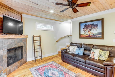 On Farm: Charming Hendersonville Retreat! Cottage in Flat Rock