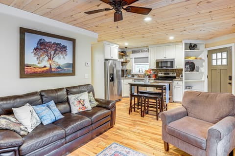 On Farm: Charming Hendersonville Retreat! Cottage in Flat Rock