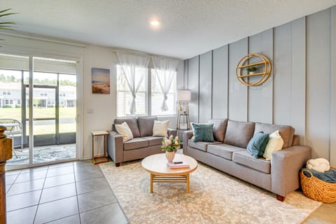 7 Mi to European Village: Pond-Front Townhome! Apartment in Palm Coast