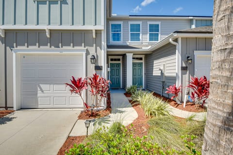 7 Mi to European Village: Pond-Front Townhome! Apartment in Palm Coast