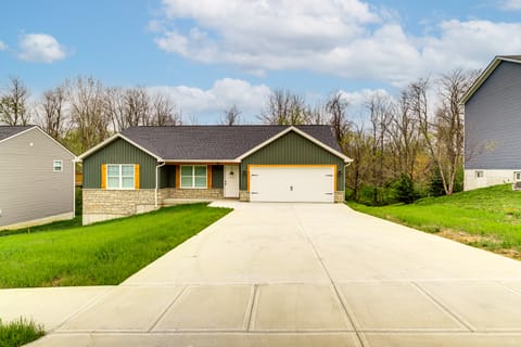 8 Mi to Ark Encounter: Family Home w/ Deck & Grill House in Ohio
