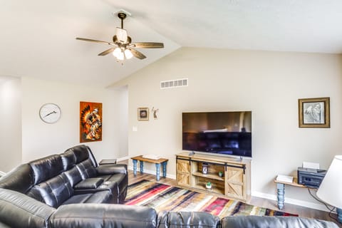 8 Mi to Ark Encounter: Family Home w/ Deck & Grill House in Ohio