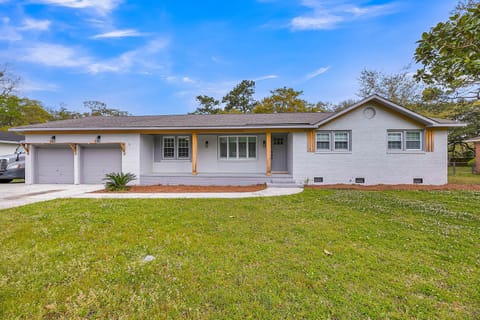 3 Mi to Beach, Waterfront Charleston Home w/ Patio House in James Island